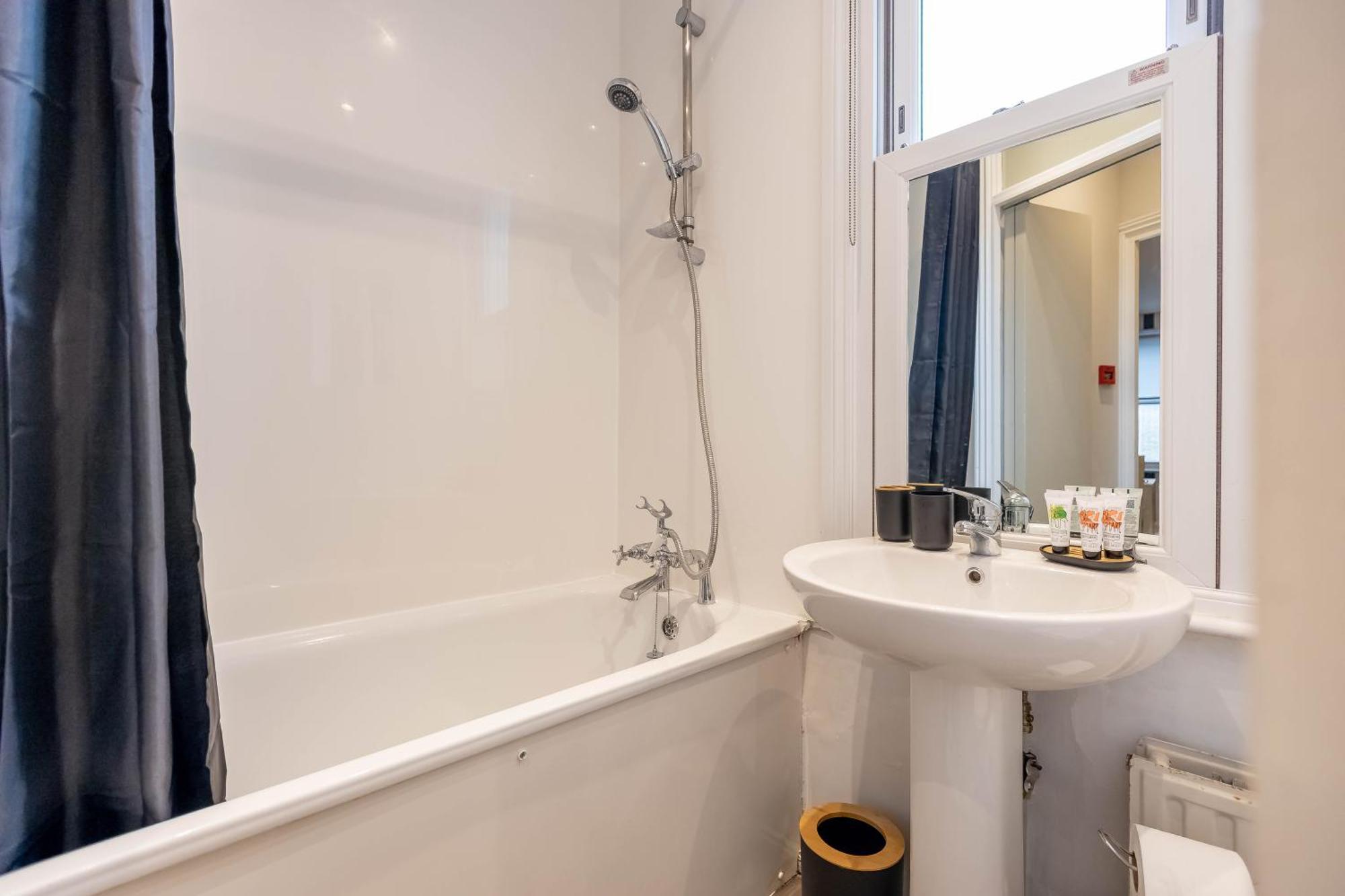 Explore Granary Square Two Bedroom By Belvilla * Londra